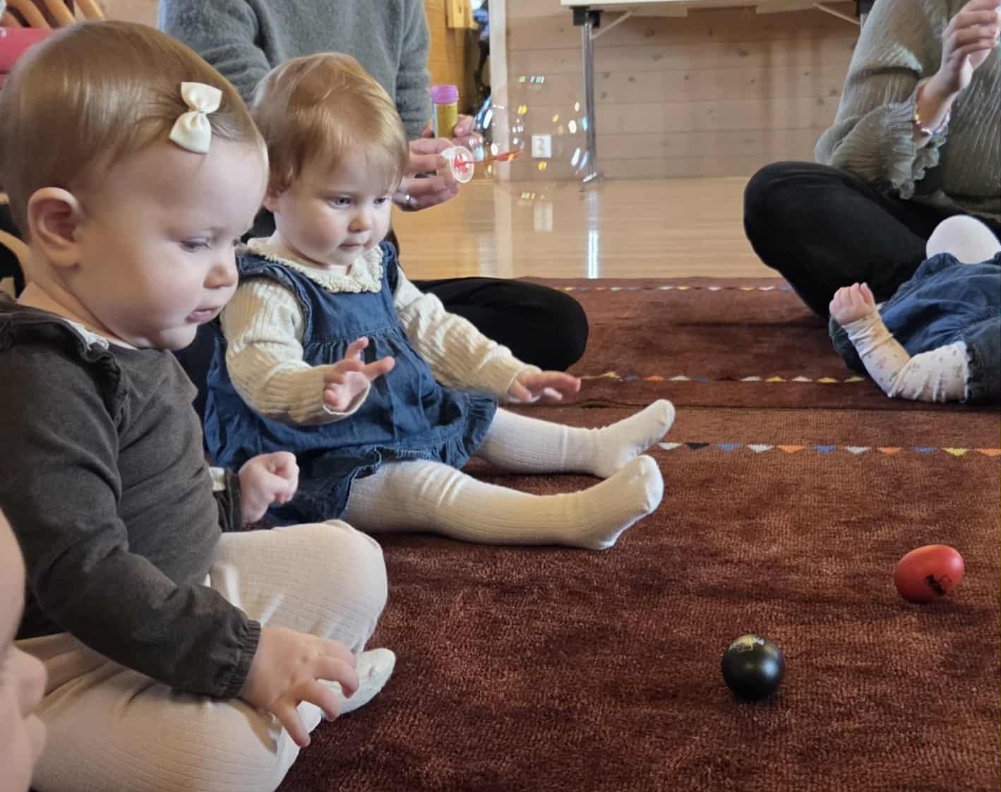To små barn, såpeboble og rytmeegg